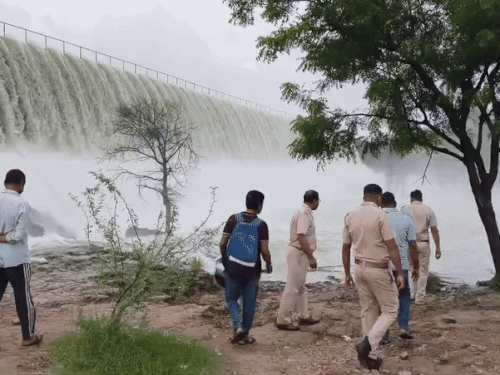 पुलिस की ओर से युवक को खोजने के प्रयास किए जा रहे है।