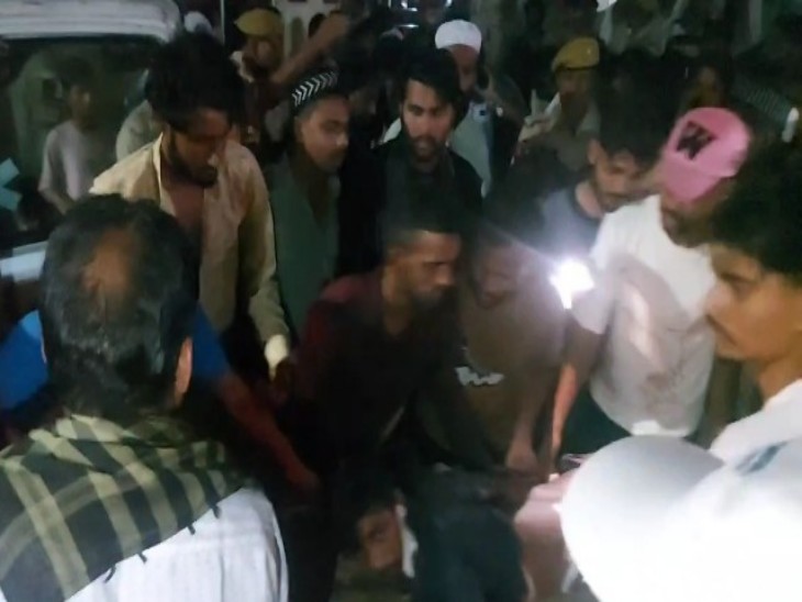 गंभीर घायल होने से दोनों घायलों को जयपुर रैफर किया गया है।