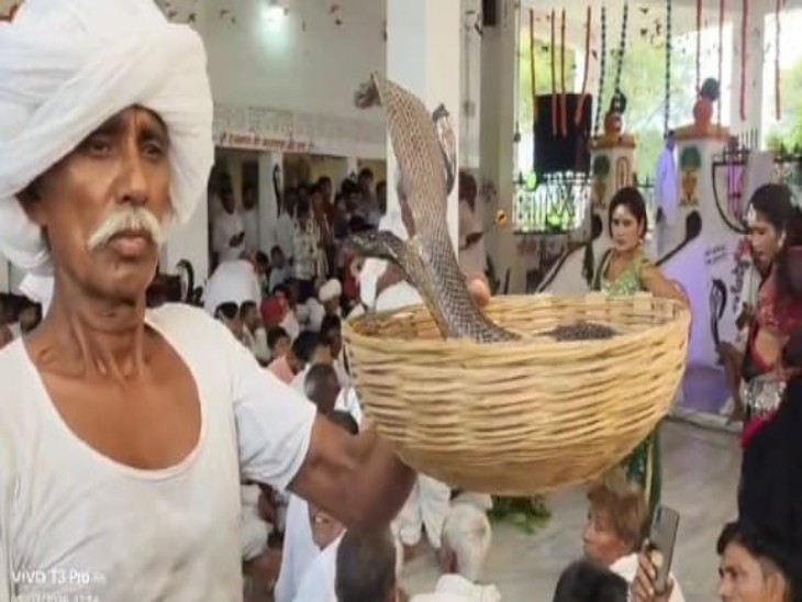 ग्रामीणों का कहना है कि इस साल चतुर्भुज मंदिर से नाग नागिन का जोड़ा टोकरी में आया था।
