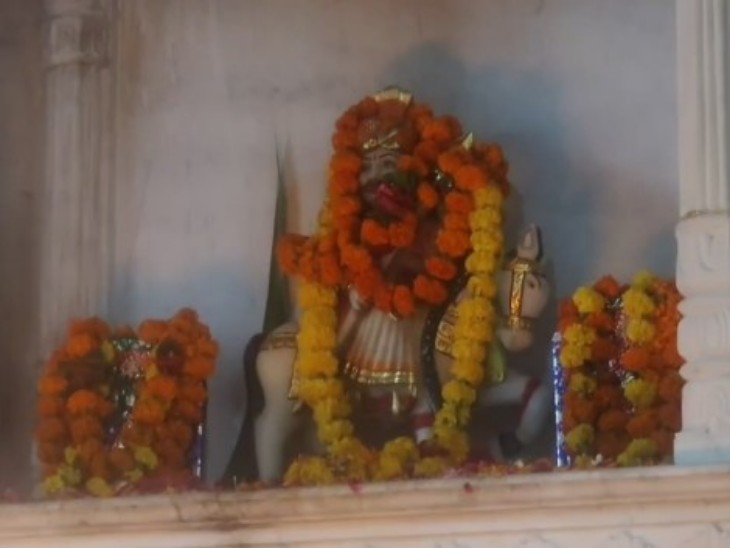 15 साल से सुरेली के तेजाजी के थानक पर क्षेत्र के लोग सर्प दंश से पीड़ितों का इलाज करवाने के लिए आते है।
