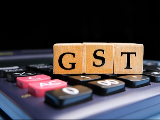 अभी GST के 4 स्लैब- 5%, 12%, 18%, और 28% हैं। बदलाव के बाद दो स्लैब रह जाएंगे। 12% और 18% का स्लैब हट जाएगा। - Dainik Bhaskar
