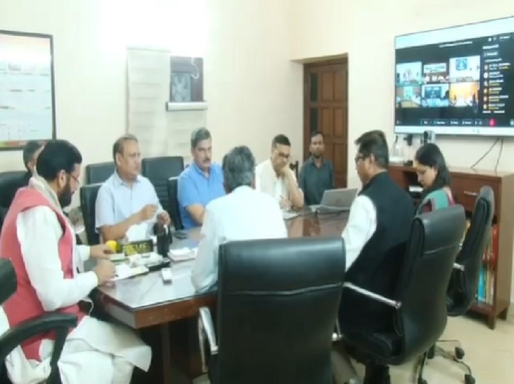 बारिश से हरियाणा में बिगड़े हालात को लेकर अधिकारियों के साथ मीटिंग करते सीएम नायब सैनी।