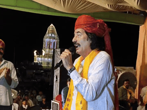 पूर्व मंत्री राजकुमार रिणवा सरदारशहर के भोजासर गांव में एक कार्यक्रम के दौरान भजन गाते हुए।