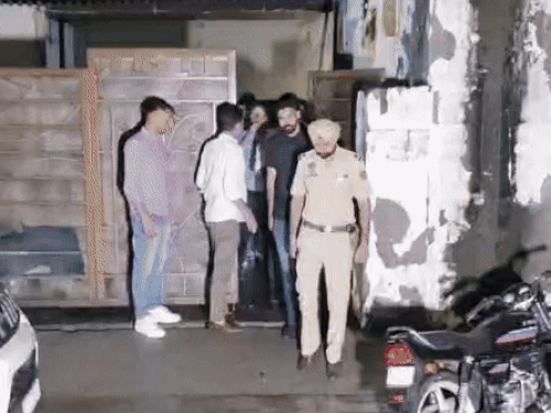 गांव में पंचायत द्वारा लगाए गए सीसीटीवी कैमरे चैक करे निकलती पंजाब पुलिस।