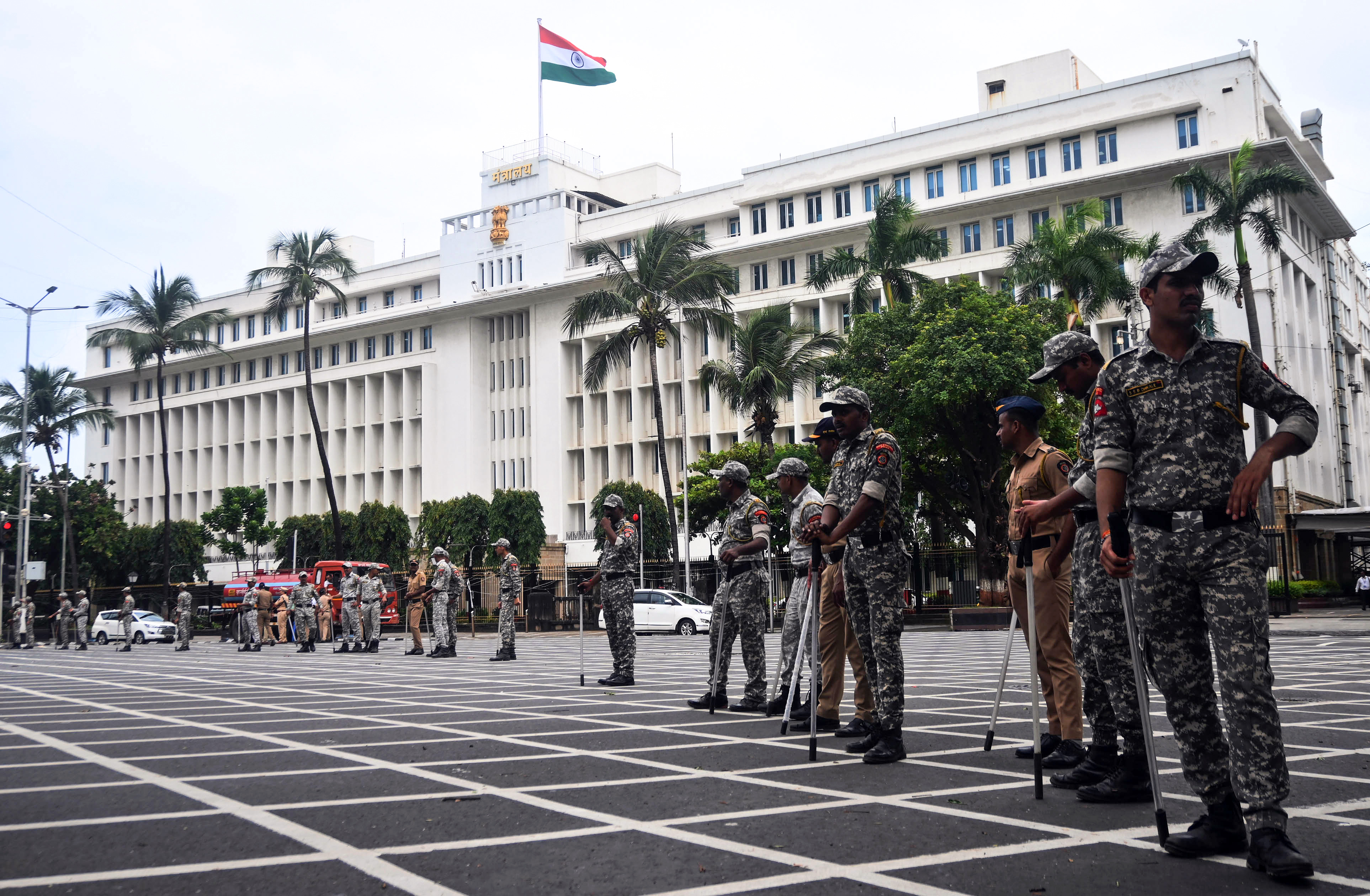 मराठा क्रांति मोर्चा के विरोध प्रदर्शन के दौरान सचिवालय के बाहर तैनात पुलिसकर्मी।