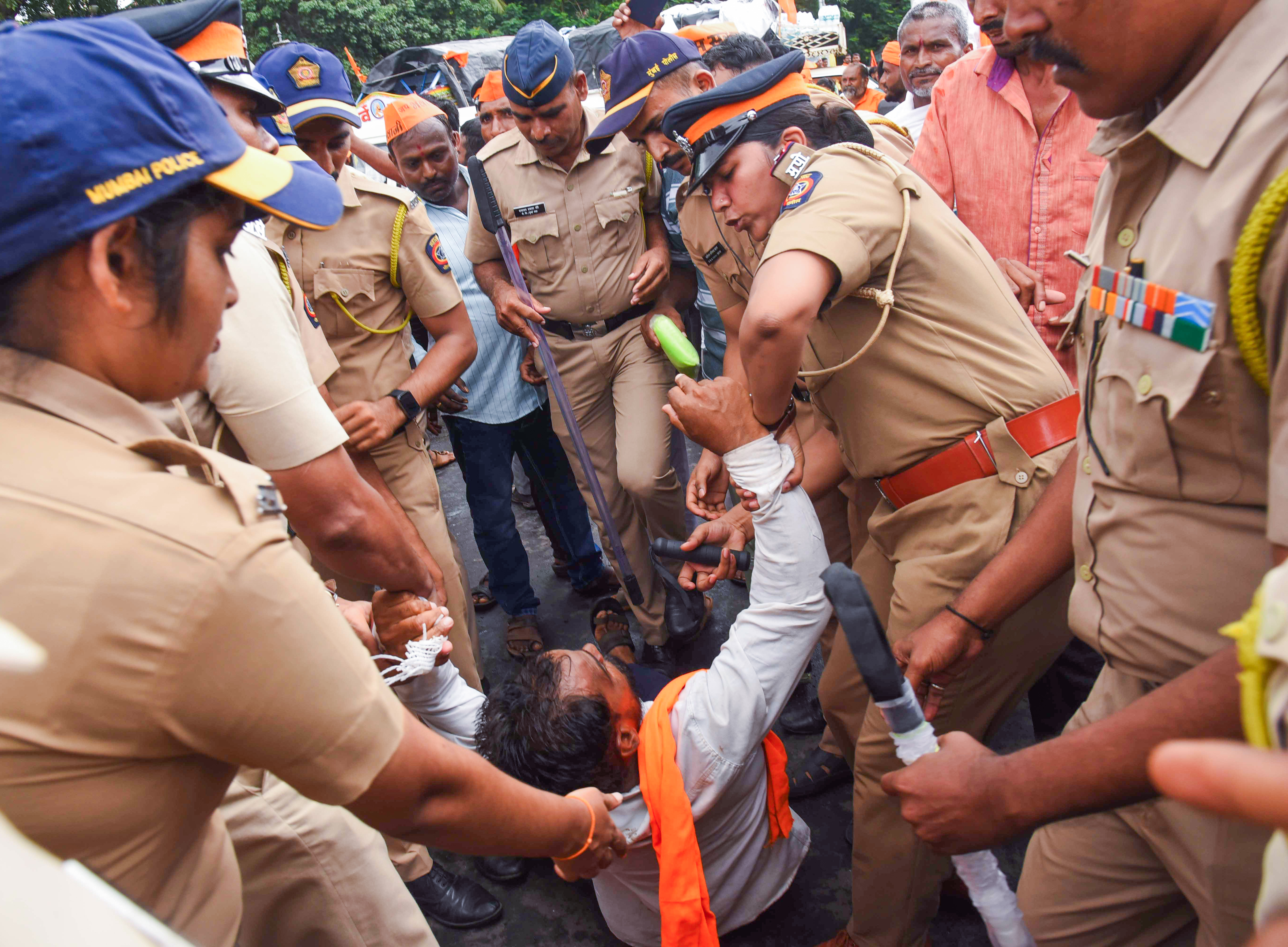 विरोध प्रदर्शन के दौरान एक मराठा कार्यकर्ता को पकड़कर ले जाती पुलिस।