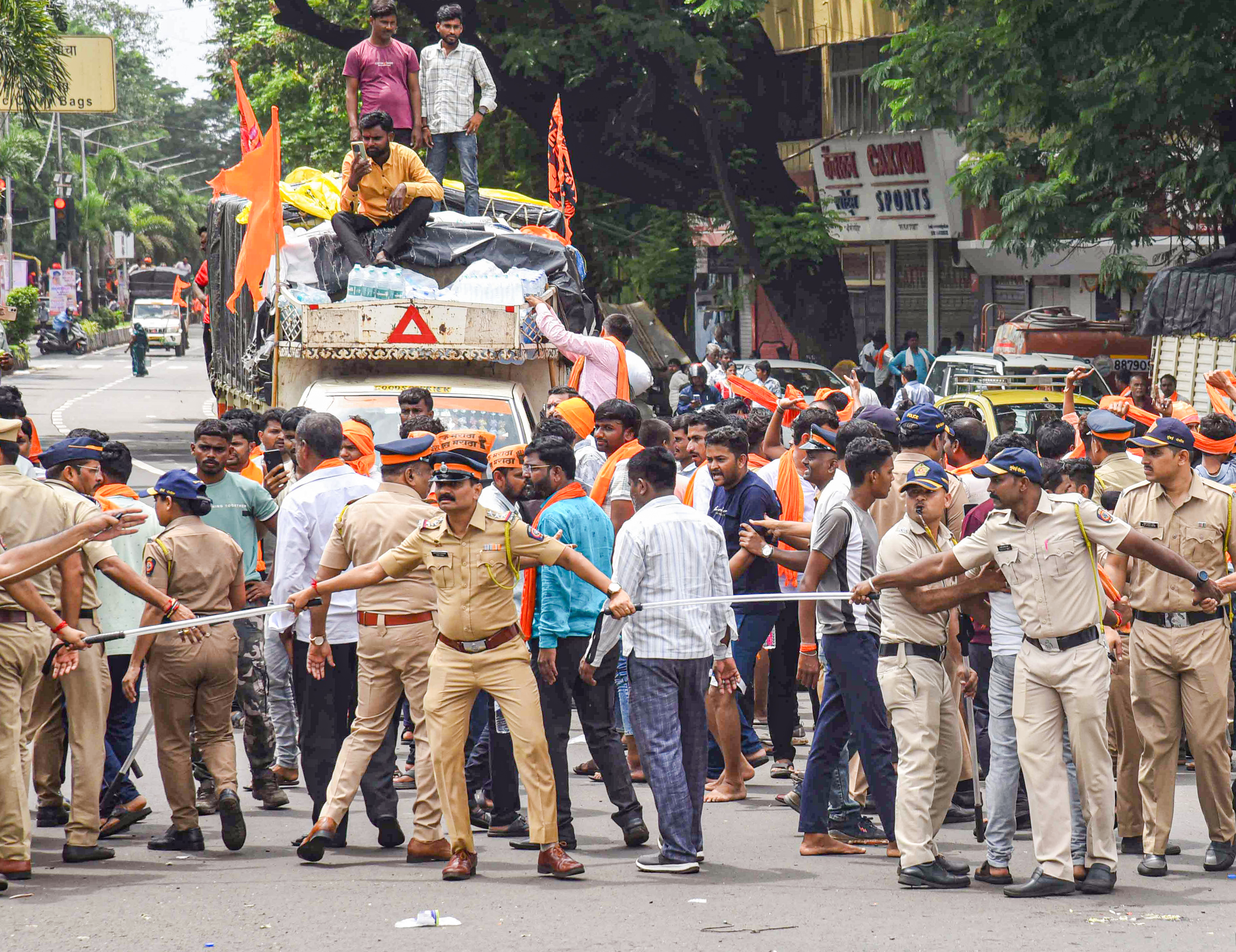 मुंबई में CST के पास आजाद मैदान में आरक्षण की मांग को लेकर प्रदर्शन करते मराठा कार्यकर्ता।