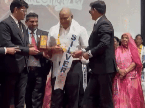 अजमेर डिस्कॉम के एक अधिकारी चेन मार्केटिंग के मंच पर सिल्वर लेवल का पटका पाते पकड़े गए। बाद में सफाई देनी पड़ी।