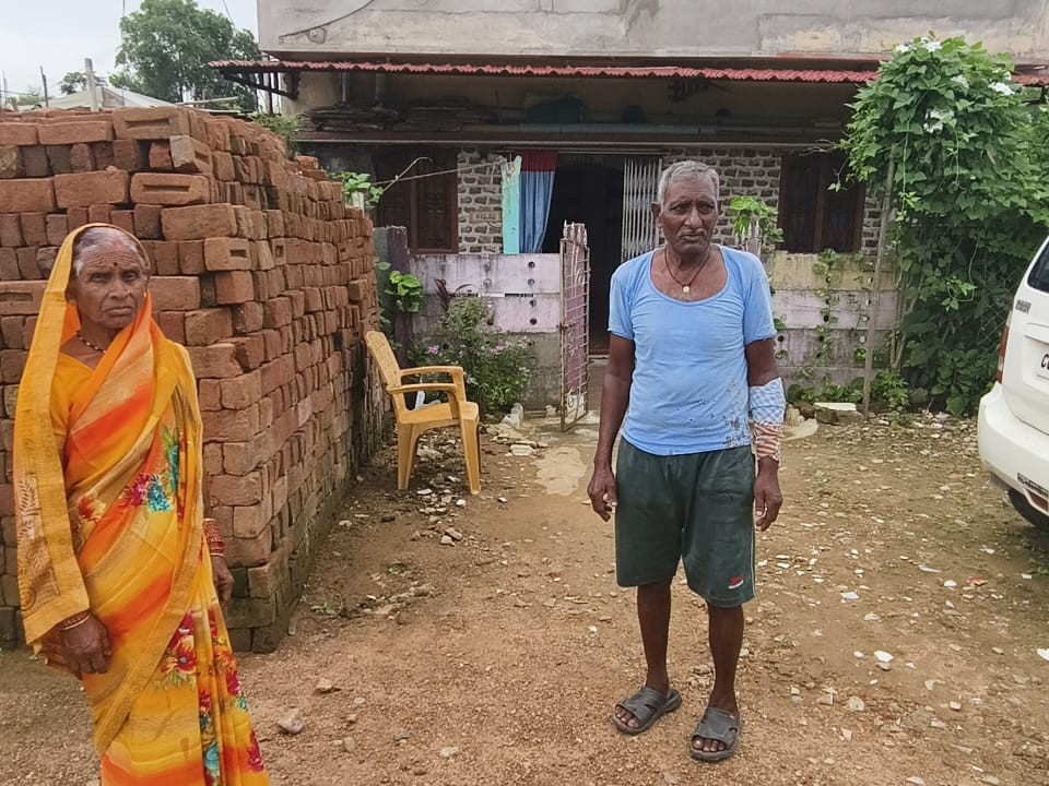 बुर्जुग दंपती के शोर मचाने पर चोरों ने उनपर हमला कर दिया।