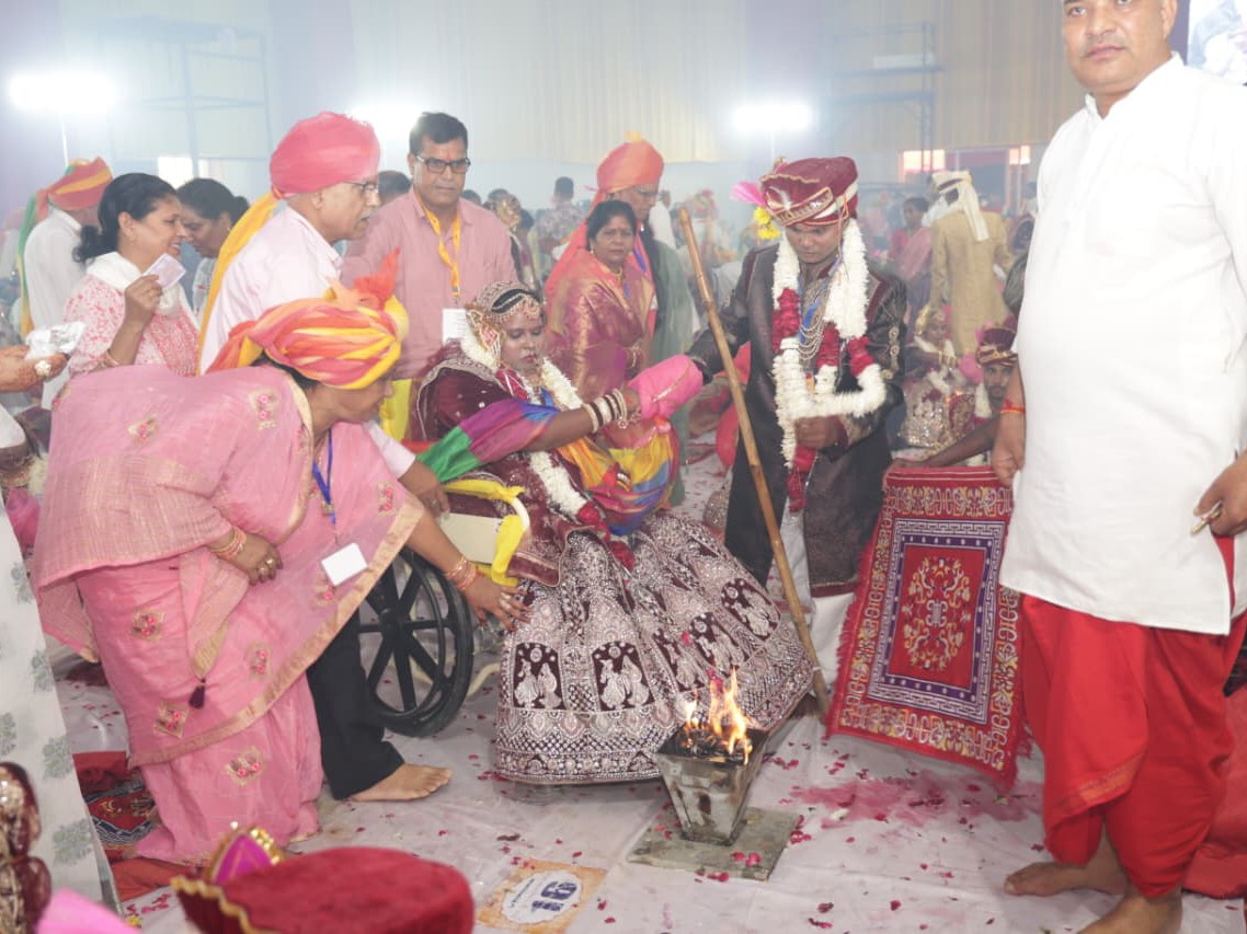 दिव्यांग दुल्हन ने व्हील चेयर पर बैठकर सात फेरे लेकर सुखद दांपत्य जीवन का वचन निभाया।