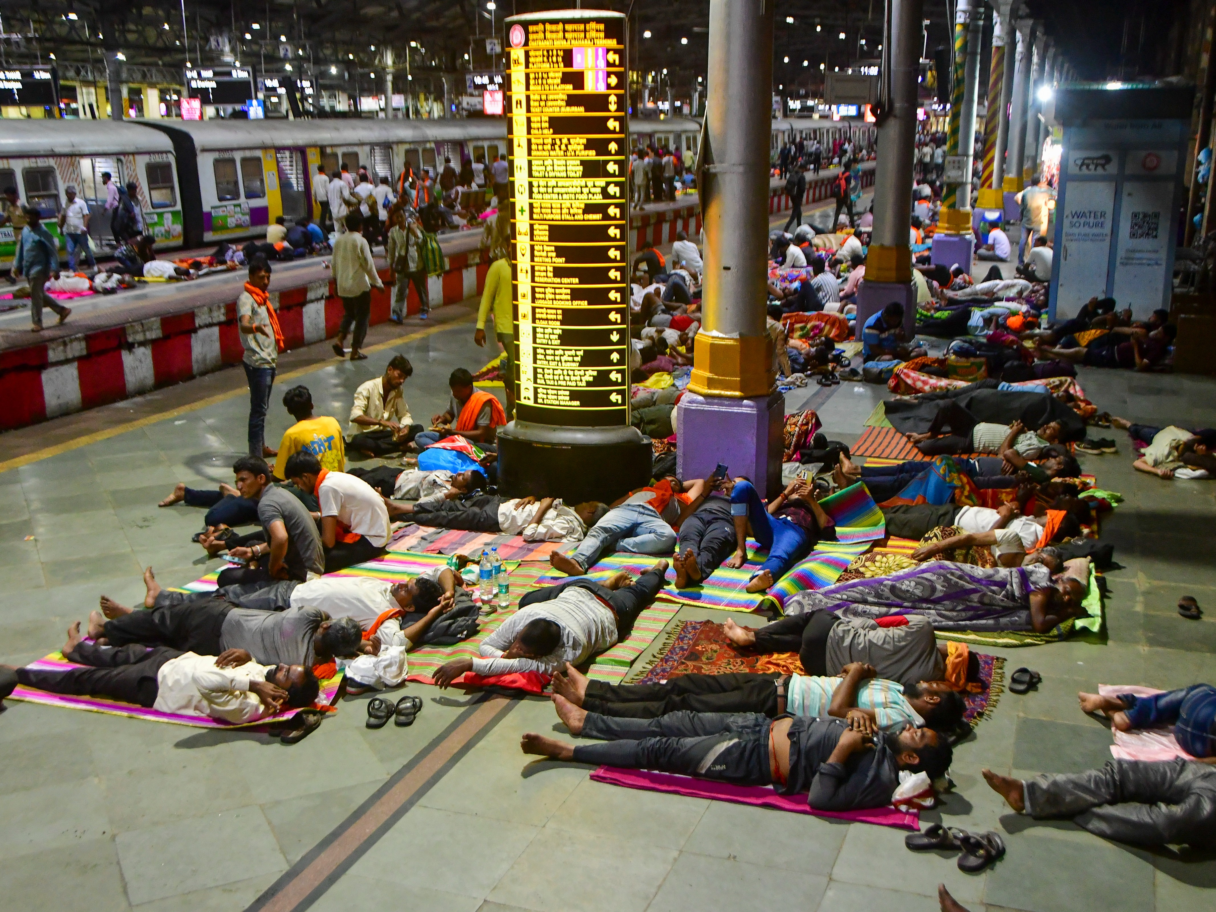 जरांगे के समर्थक छत्रपति शिवाजी टर्मिनस के प्लेटफॉर्म पर रात बिता रहे हैं। - Dainik Bhaskar