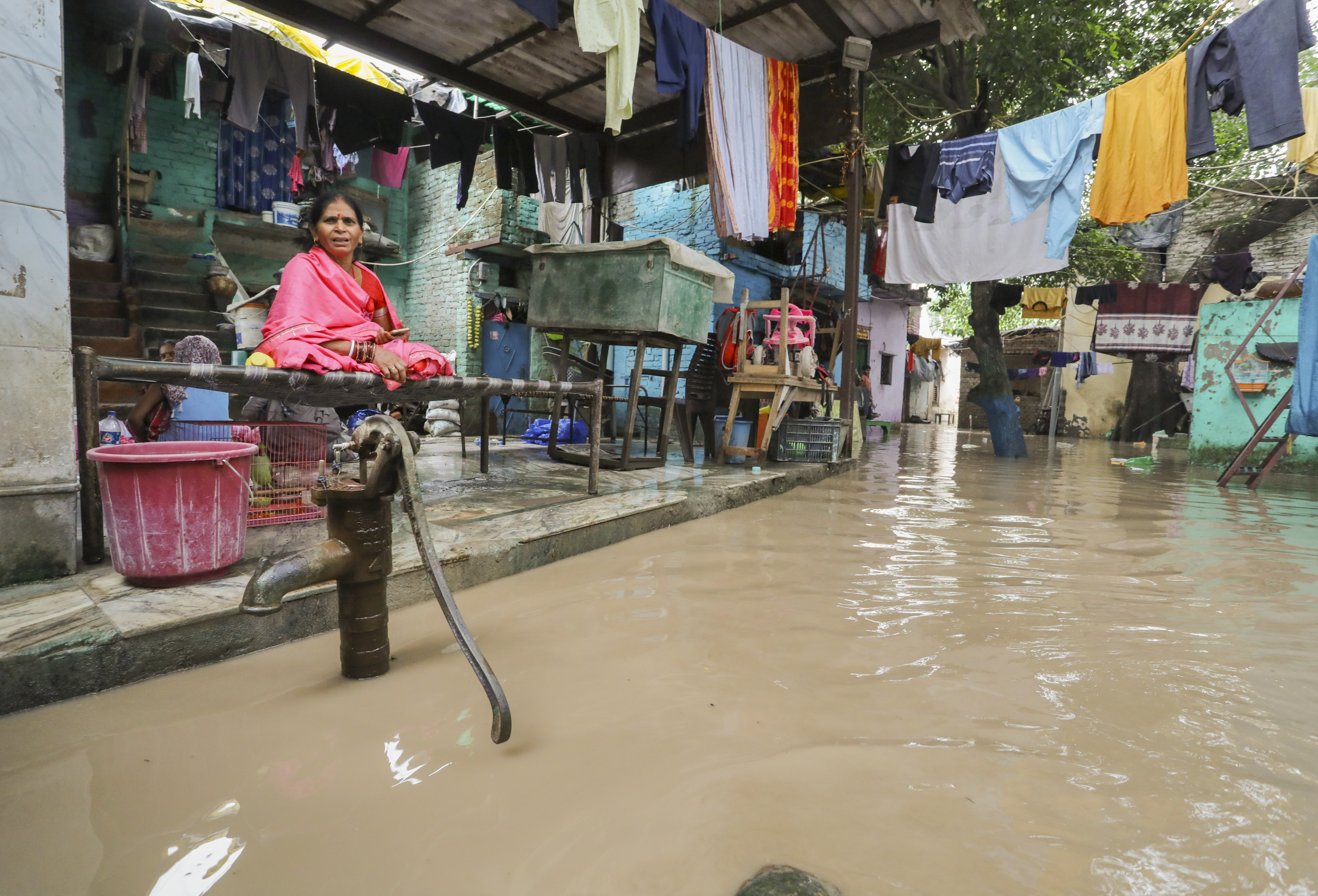 दिल्ली के निगमबोध घाट इलाके के पास बने घरों में पानी घुसा।