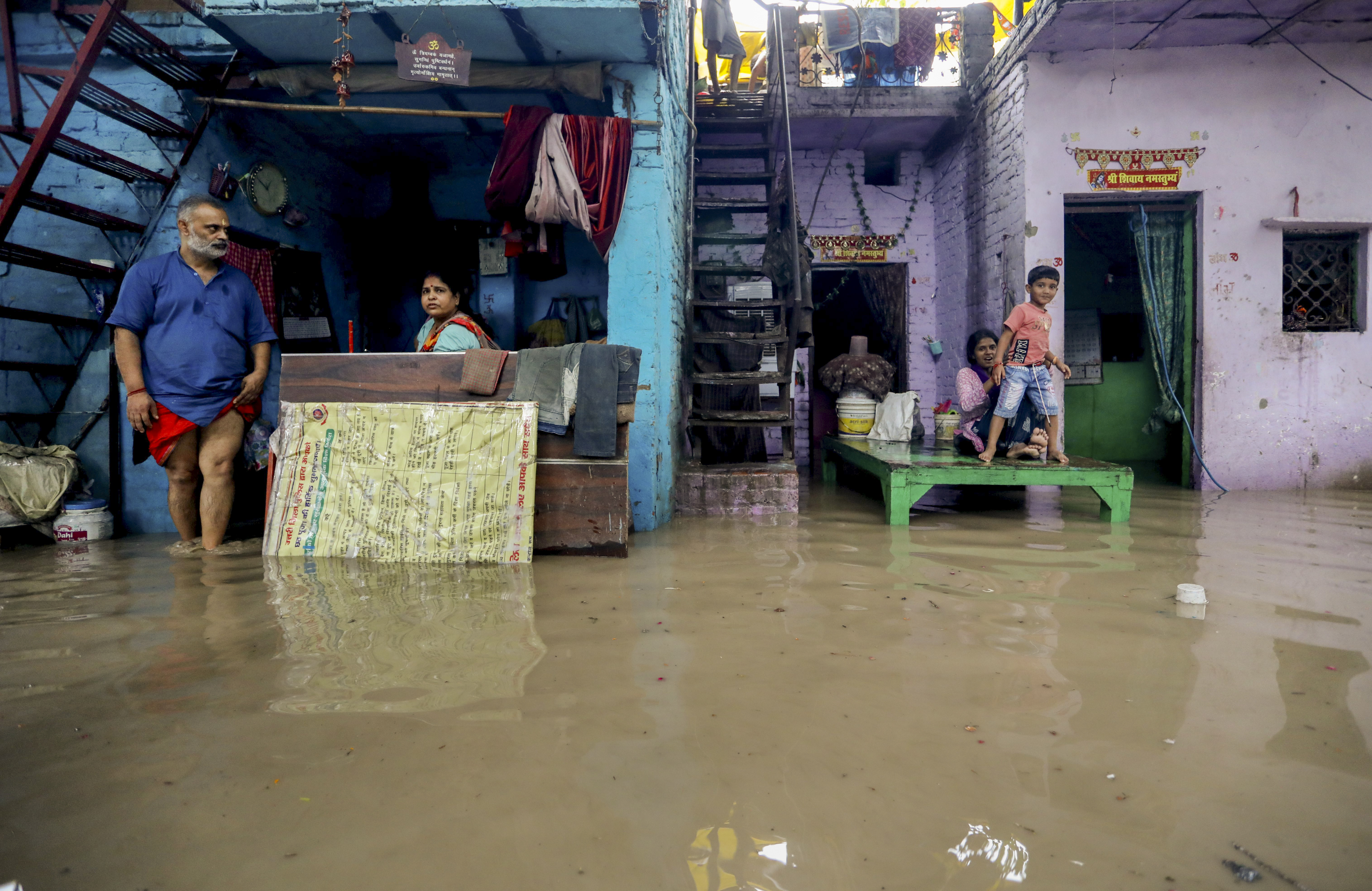 निगमबोध घाट क्षेत्र में पानी भरने के बाद की स्थिति।