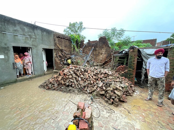 बारिश के कारण गिरा घर। - Dainik Bhaskar