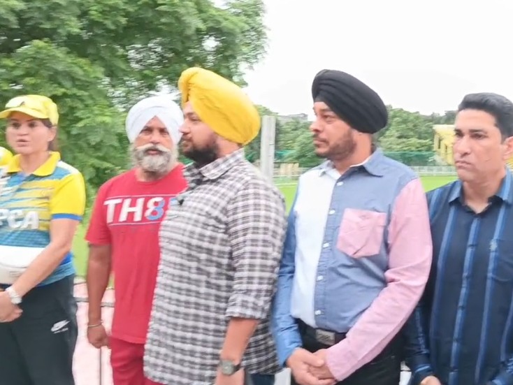 क्रिकेट मैच के दौरान आयोजक। - Dainik Bhaskar