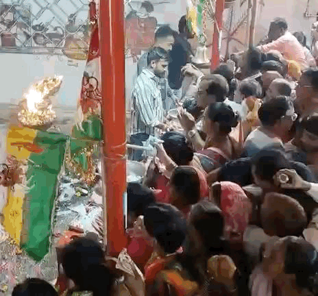 बड़ी संख्या में भक्त दर्शन करने पहुंचे