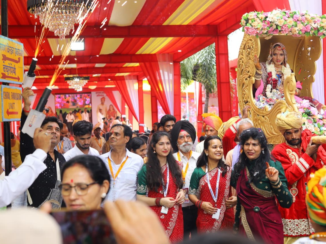 पुरुषों की बारात के साथ दी दुल्हनों को पालकी में विवाह स्थल तक लाया गया।