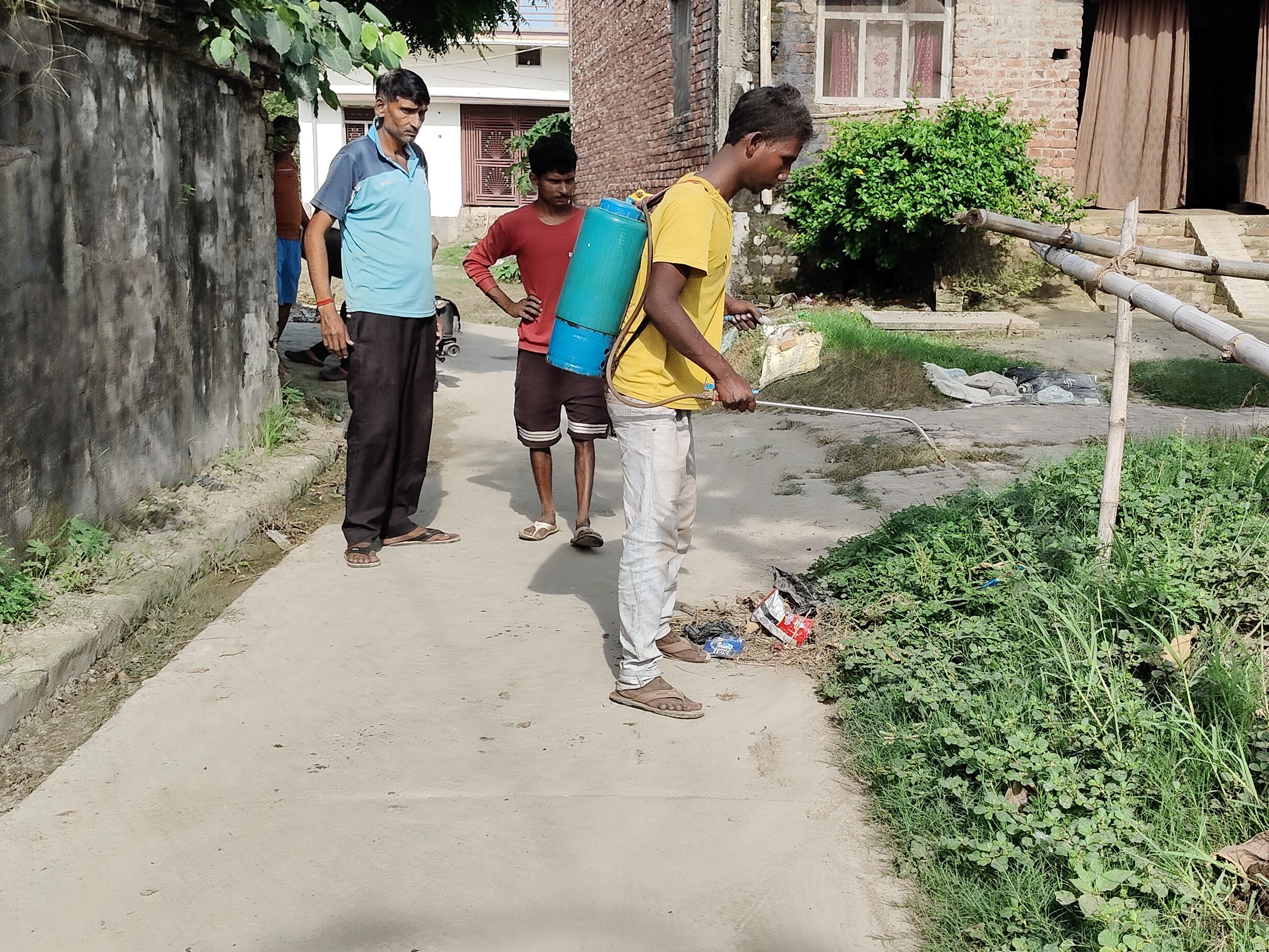 Weed control campaign in Bhathi Khurd | भठही खुर्द में खरपतवार नियंत्रण ...