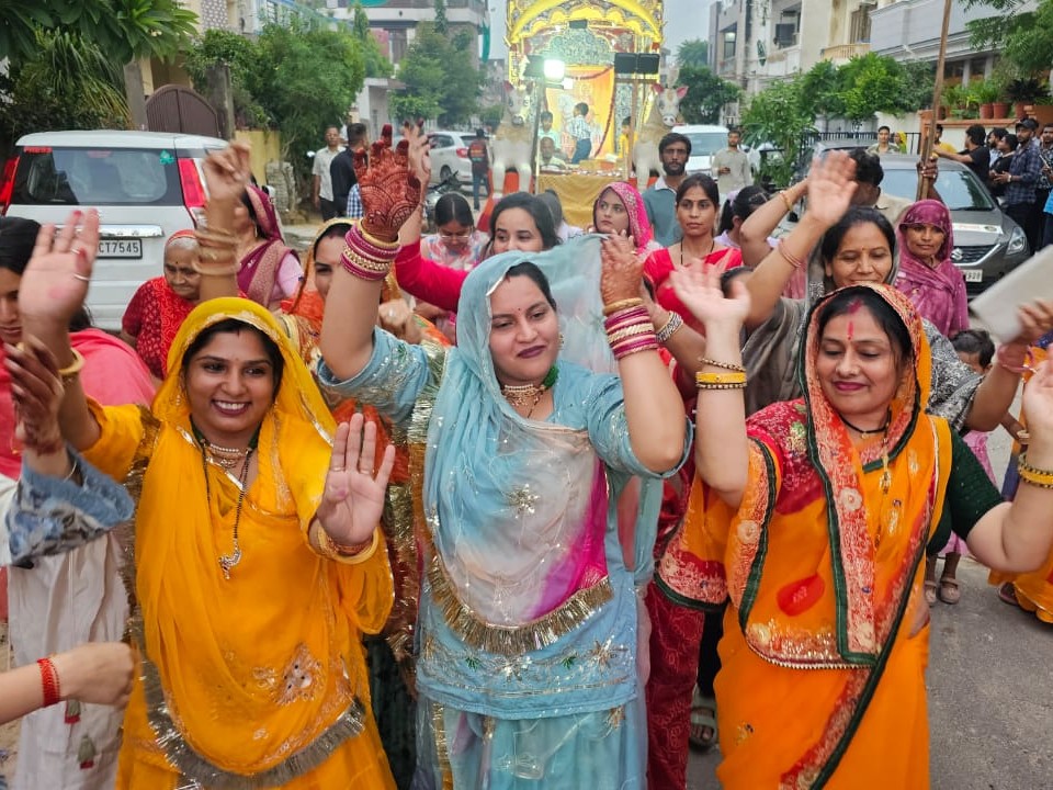 यात्रा के दौरान वीर तेजाजी महाराज के जयकारे लगे। महिलाओं ने नाच गाकर भगवान की भक्ति की।