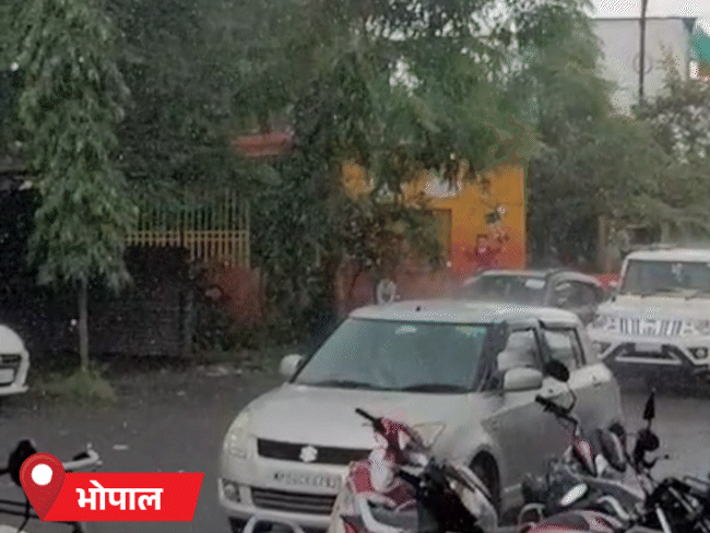 दिनभर रुक-रुककर कभी तेज तो कभी हल्की बारिश का दौर जारी रहा।