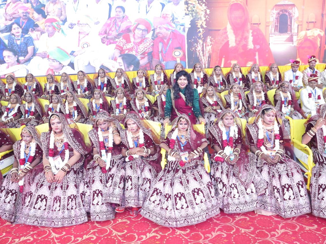 44वें दिव्यांग सामूहिक विवाह में सभी दुल्हनें सजधज कर सामूहिक फोटो सेशन करवाया।