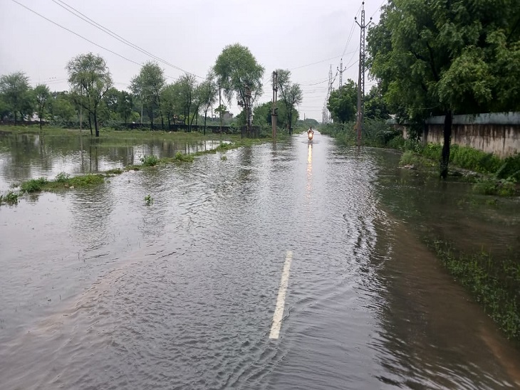 दौसा के सिविल लाइन की सड़क पूरी तरह जलमग्न हो गई और अधिकारियों के आवासों तक पानी पहुंच गया।