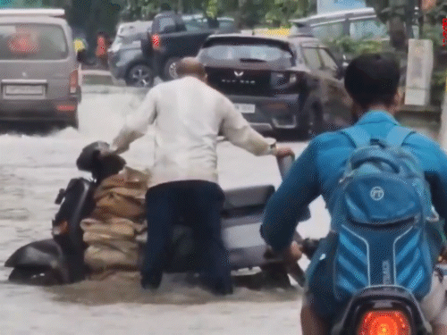 हरियाणा के गुरुग्राम के सेक्टर-10 में मंगलवार को सड़क पर पानी भरने के कारण लोगों को परेशानियों का सामना करना पड़ रहा है।