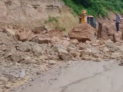 हिमाचल प्रदेश के सुजानपुर में मंगलवार सुबह लैंडस्लाइड हुई। पहाड़ी से बड़े-बड़े चट्टान गिरने से सड़क बंद हो गई है। JCB मशीन से मलबा हटाया जा रहा है।