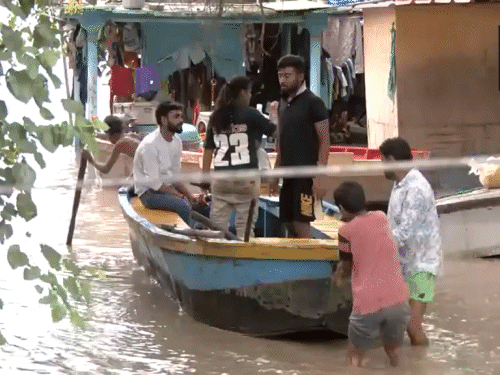 यमुना बाजार क्षेत्र में बाढ़ आने के बाद सुरक्षित स्थानों पर जाते वहां के लोग।