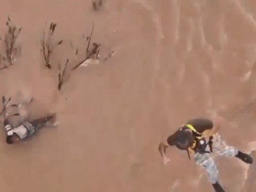 छत्तीसगढ़ के सुकमा में सोमवार को भारतीय वायु सेना ने 12 घंटे से बाढ़ में फंसे एक व्यक्ति का Mi-17V5 हेलिकॉप्टर से रेस्क्यू किया।