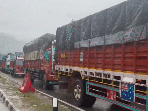 हिमाचल प्रदेश के मंडी में पंडोह से औट के बीच चंडीगढ़-मनाली नेशनल हाईवे पर करीब एक हजार मालवाहक गाड़ियां 31 अगस्त की रात से फंसी हैं।