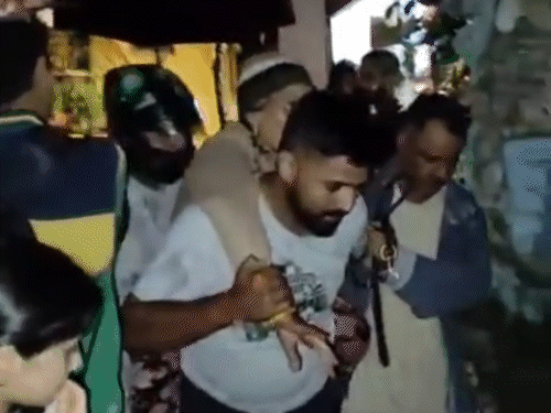 मंडी में गुरुद्वारा के पास सोमवार को लैंडस्लाइड के बाद बुजुर्गों को सुरक्षित जगहों पर पहुंचाया गया।