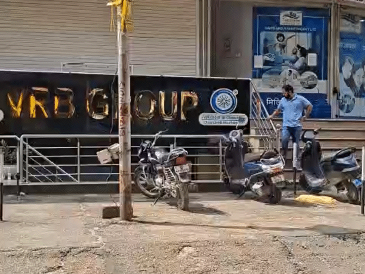 जयपुर में मानसरोवर मेट्रो स्टेशन के पास स्थित गोकुल कृपा ग्रुप के मुख्यालय पर छापेमारी की जा रही है।