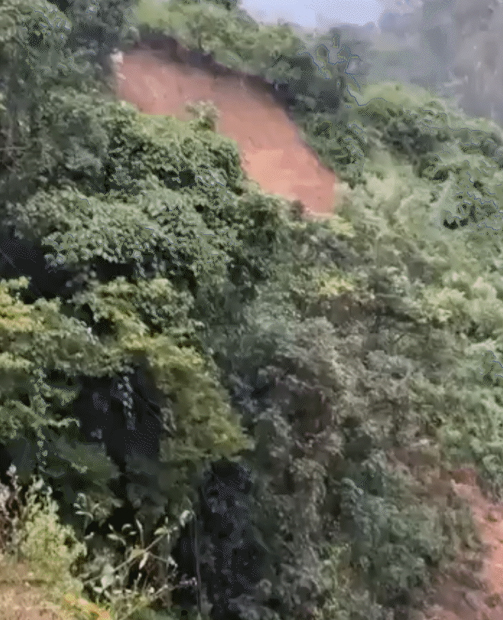 हिमाचल प्रदेश के मंडी में 2 घरों के ठीक ऊपर लैंडस्लाइड हुआ। नीचे खड़े लोग भागते नजर आए।