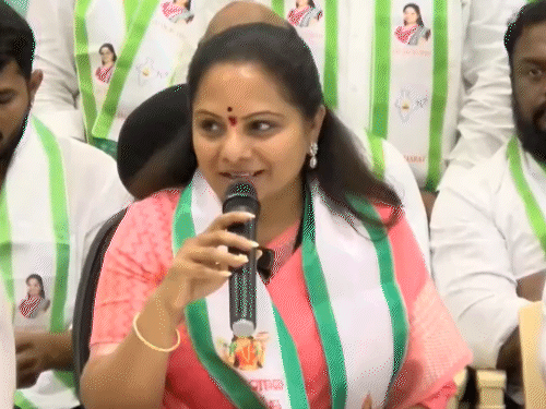 केसीआर यांच्या कन्या कवितांनी पक्ष-MLC पदाचा राजीनामा दिला: एक दिवस आधी BRS मधून निलंबित करण्यात आले होते; भावांवर पक्ष तोडल्याचा आरोप केला कविता यांनी १ सप्टेंबर रोजी हैदराबादमध्ये पत्रकार परिषद घेतली.