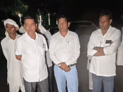सूचना के बाद रात को मौके पर पहुंचे परिजन।