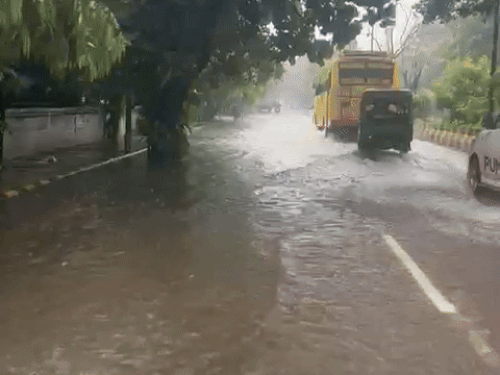 जालंधर के डीसी ऑफिस रोड पर जलभराव।