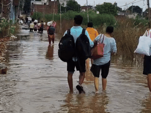 फरीदाबाद के बसंतपुर गांव में यमुना का पानी आने की वजह से यहां के 200 परिवार दूसरी जगह शिफ्ट हो गए हैं।