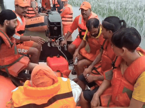 फिरोजपुर में बाढ़ग्रस्त इलाके में पहुंचे CM मान के सामने हाथ जोड़कर महिला ने अपना दर्द बयां किया। इस दौरान मान भी भावुक हो गए थे। कपूरथला के सुल्तानपुर लोधी एरिया में घरों के आसपास पानी भरा है। जालंधर की फैक्ट्री से 8 मजदूरों को रेस्क्यू किया गया। - Dainik Bhaskar