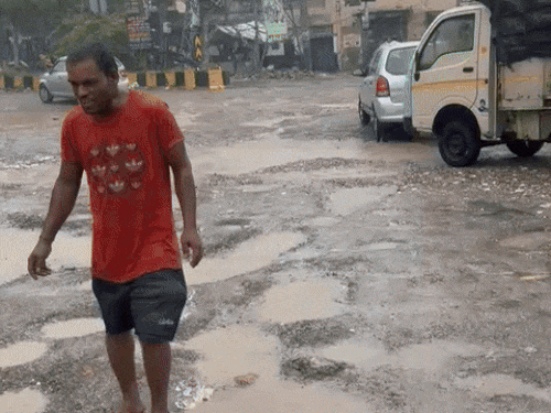 जालंधर के सबसे प्रमुख श्री गुरु रविदास चौक में बने बड़े बड़े गड्ढे।