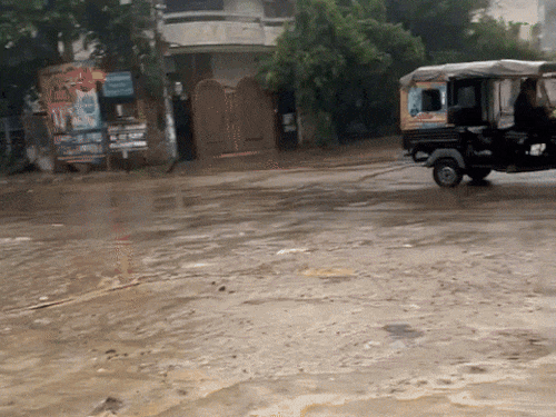 जालंधर के चिकचिक चौक के चारों तरफ सड़क टूटी और उसमें जलभराव।