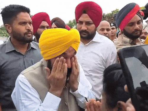 पंजाब सीएम एक बाढ़ पीड़ित महिला का दुख सुन खुद हुए भावुक। उन्होंने महिला को हर संभव मदद को भरोसा दिया है। - Dainik Bhaskar
