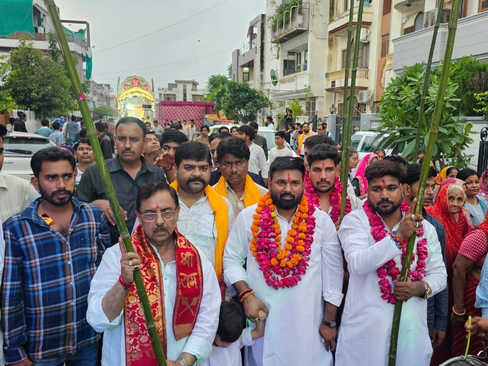 चतुर्थ ध्वज यात्रा में वित्त आयोग के अध्यक्ष डॉ. अरुण चतुर्वेदी भी शामिल रहे।