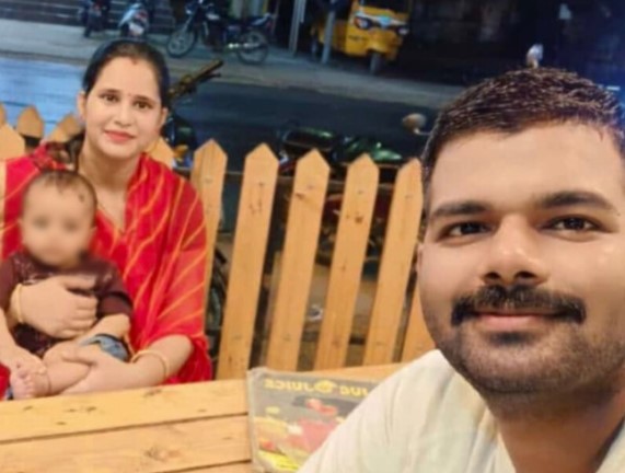पत्नीमुळे त्रस्त असलेल्या अभियंत्याने केली आत्महत्या, VIDEO: म्हणाला- तिला घटस्फोट घ्यायचा होता, सासरा पैसे मागायचा इंजिनिअर सरित चिपा यांचे लग्न चार वर्षांपूर्वी मालाशी झाले होते. त्यांना दोन वर्षांचा मुलगा आहे.