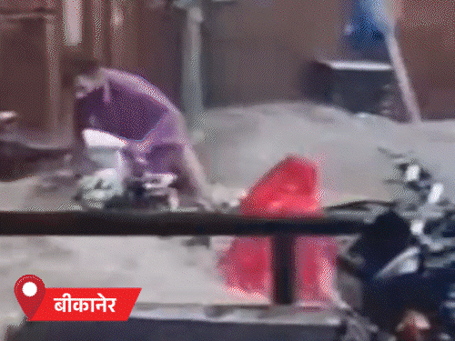 राजस्थान के कई जिलों में बारिश आफत बन गई है। लोग जान खतरे में डालकर घर से निकल रहे हैं।