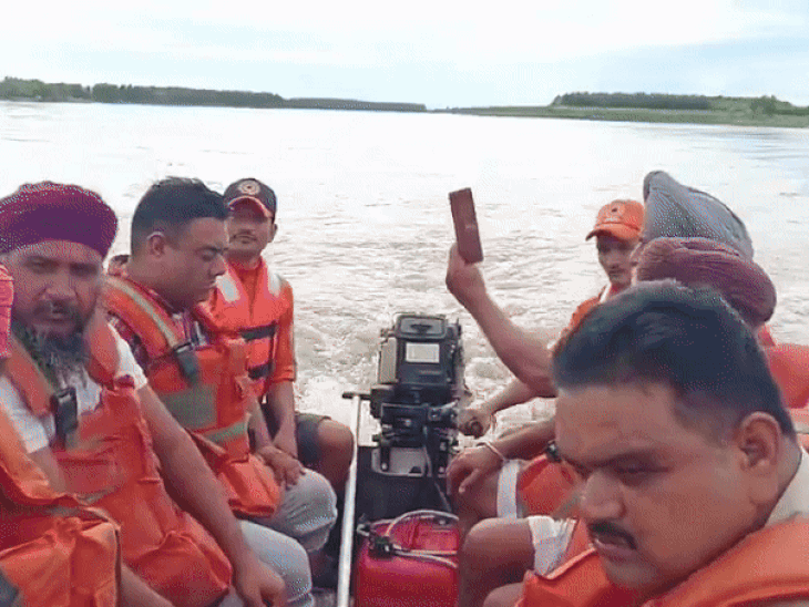 NDRF की टीमें बाढ़ प्रभावित गुरदासपुर जिले में लोगों तक मदद पहुंचा रही है।
