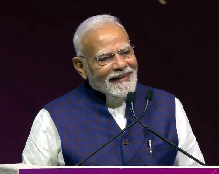 PM मोदी ने कहा कि ग्लोबल सेमीकंडक्टर मार्केट अभी 600 बिलियन डॉलर का है, जो आने वाले सालों में 1 ट्रिलियन डॉलर को पार करेगा।
