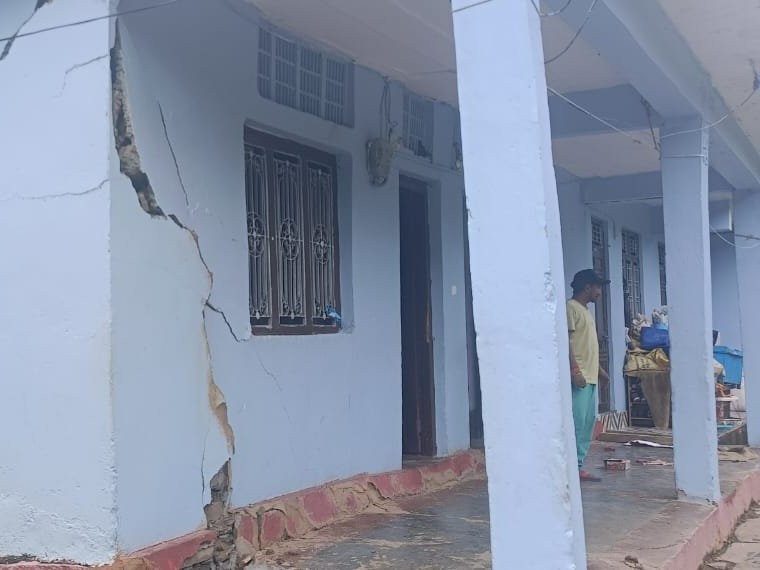 नंदानगर के व्यापारियों का कहना है कि पूरी जिंदगी की कमाई से बनाए गए घर और दुकानें बर्बाद होने की कगार पर हैं। - Dainik Bhaskar