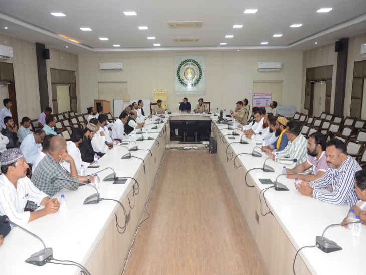 शांति समिति की बैठक में निर्णय डीजे- पटाखों पर बैन - Dainik Bhaskar