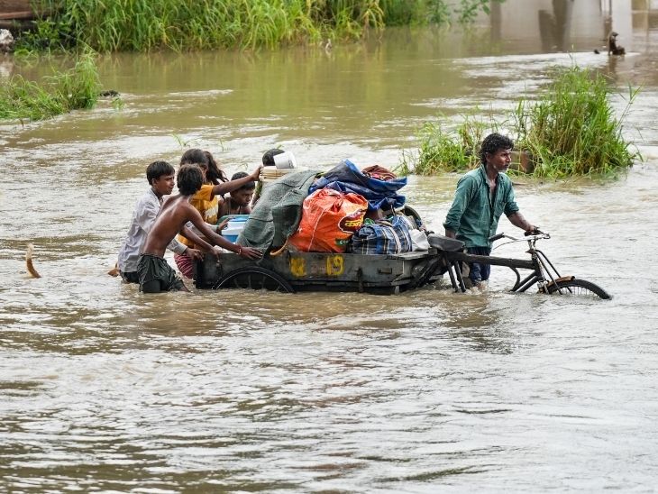 मयूर विहार और आसपास के इलाकों की कॉलोनियों में मंगलवार को 4 से 5 फीट तक पानी भर गया।